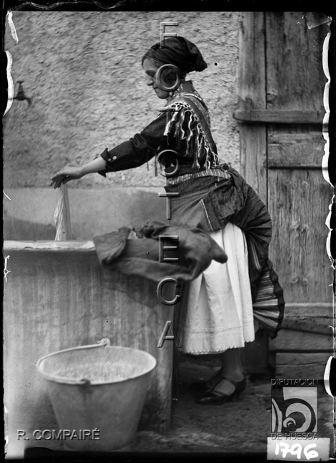 "Belsetana lavando". Ricardo Compairé Escartín. Bielsa